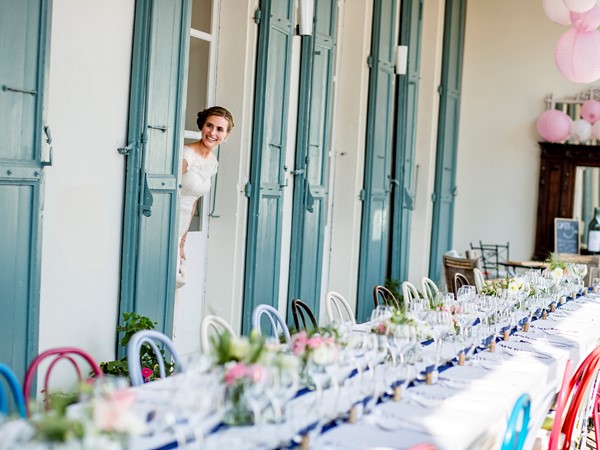 Karin Keesmaat | destinationwedding chateau Blomac bruid met gedekte tafel-.jpg