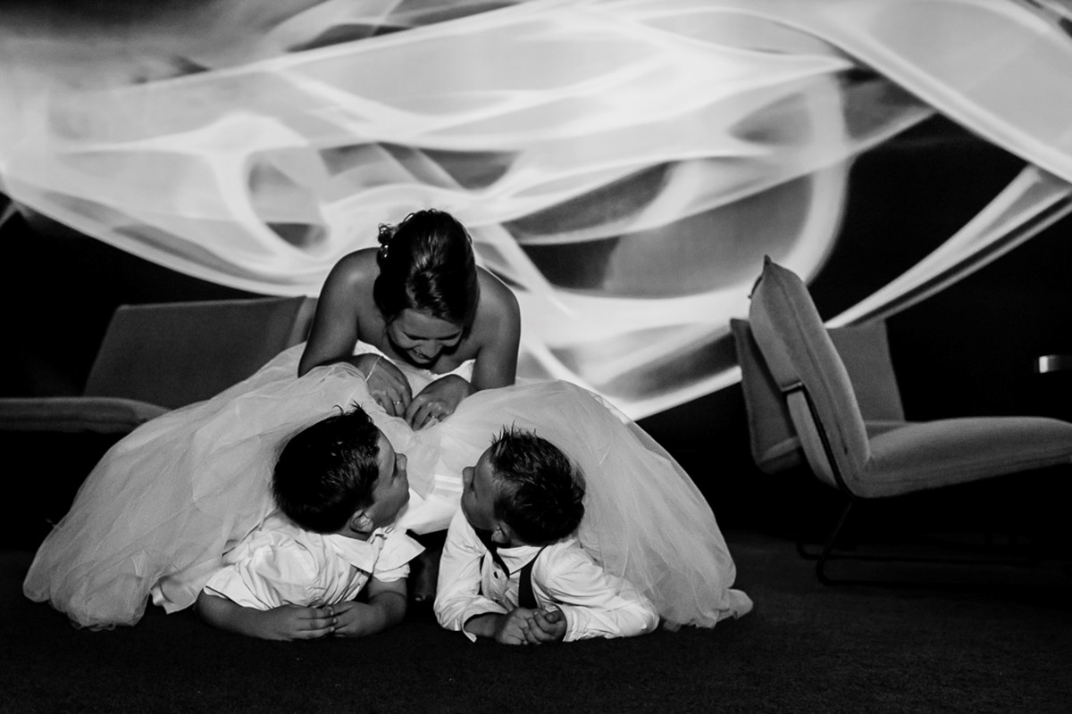trouwfotograaf Karin KeesmaatFunny bruid met bruidsjongens- city lounge -kijk-kunst.jpg